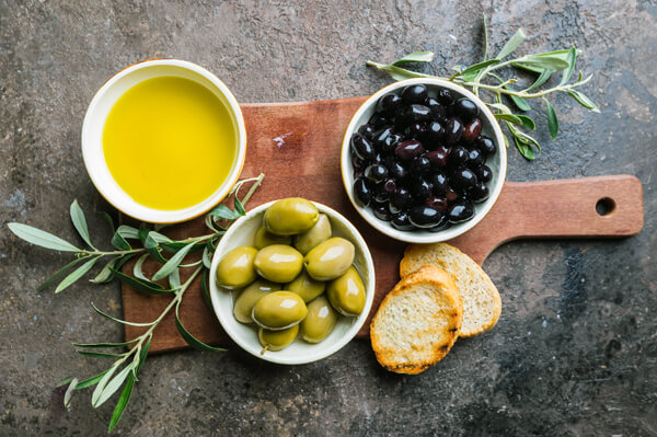 Verschillende soorten olijven en EVOO in Spanje