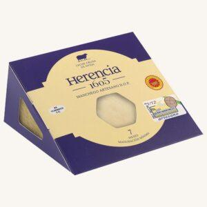 Herencia Artisan Manchego, een ambachtelijke rauwmelkse schapenkaas DOP, minimaal 7 maanden rijping, in een wigvorm.