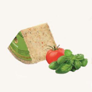 Gedroogde schapenkaas uit de Mediterrane regio met tomaat en oregano, in een wigvorm.