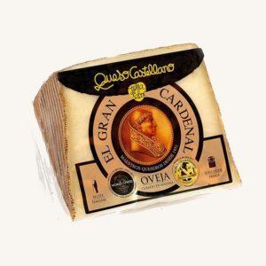 Gerijpte, in hout gerijpte Castellano-kaas van schapenmelk (Queso Castellano) IGP, zwart label, puntvormig.