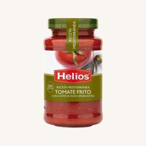 Gebakken tomatensaus in mediterrane stijl met extra vergine olijfolie, middelgrote pot