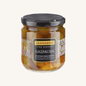 Gazpacha met gesplitste groene olijven, van de Manzanilla-variëteit, in een potje