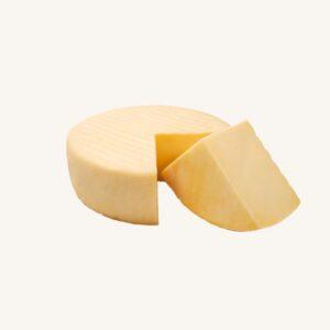 Nata de Cantabria DOP ambachtelijke koeienkaas, wiel