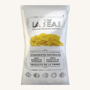 Ambachtelijke aardappelchips uit de koekenpan, uit Madrid, in een zak.
