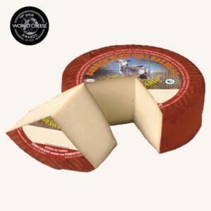 Queso Canario, een halfharde geitenkaas met paprikacoating, mini-wieltje.