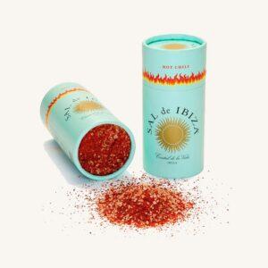 Granito met zeezout en hete chili, afkomstig van Ibiza, in een bakje.