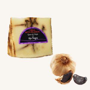 Gedroogde schapenkaas met zwarte knoflook (ajo negro), wigvormig stuk