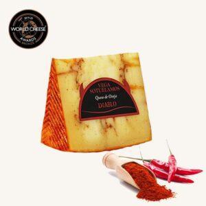 Diablo gedroogde schapenkaas met mojo palmero picón (rode peper), wigvormig